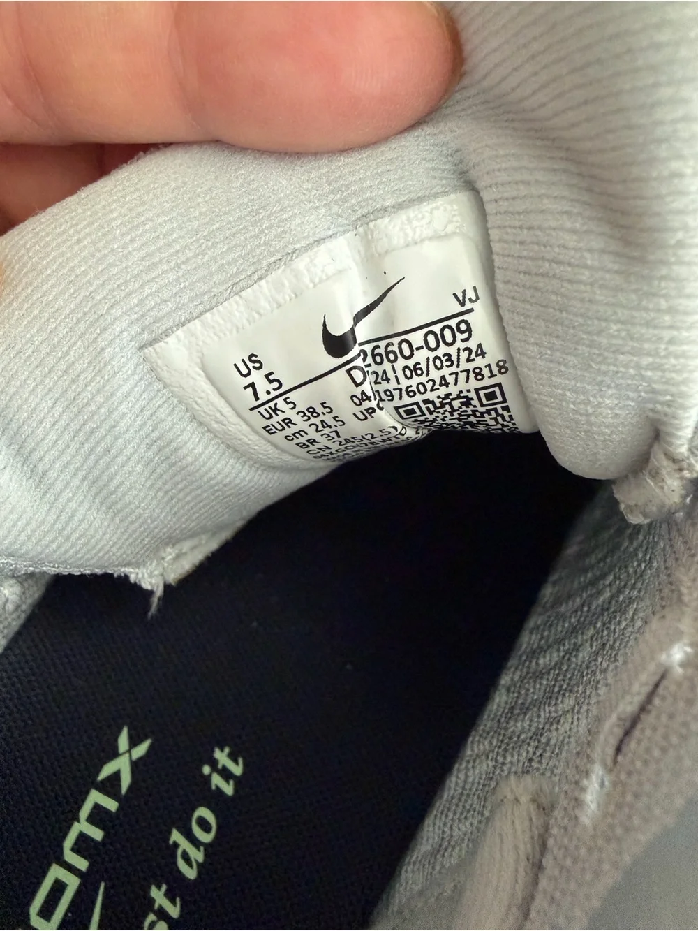 Nike Women’s 7.5 ZoomX Invincible Run 3 - Picture 8 of 8
